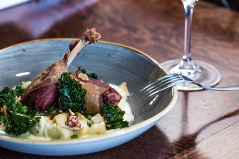 Que boire avec un confit de canard ? - Mets & Vins